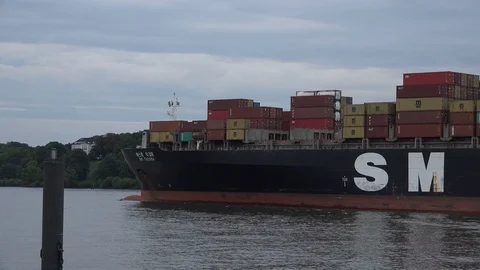 Large container ship on the Elbe Vídeo Stock 98158594