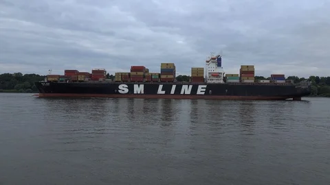 Large container ship on the Elbe Vídeo Stock 98158652