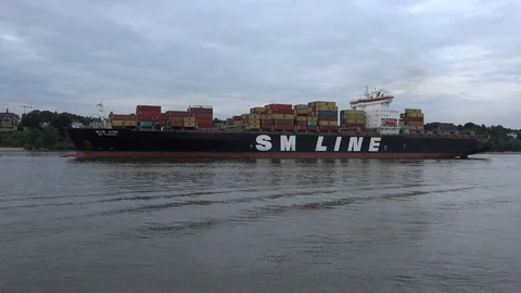 Large container ship on the Elbe Stockbeeldmateriaal 98158780