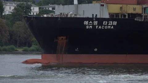 Large container ship on the Elbe Stockbeeldmateriaal 98158844