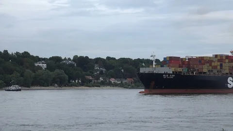 Large container ship on the Elbe Vídeo Stock 98159079