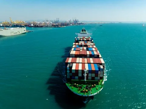 Large Container Ship Entering Laem Chabang Port In Thailand High Angle Shot Stockfoto's