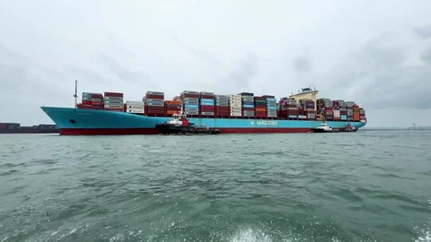 Large Container Ship Guided by Tugboats in Cartagena Bay Vídeos de archivo 345112125