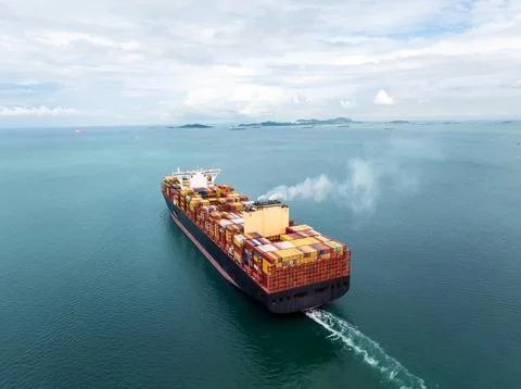 Large Container Ship Navigating Across Open Ocean Waters During Daytime Wid.. 写真素材