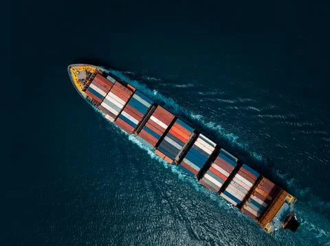 Large Container Ship Navigating Blue Ocean Waters Near Si Racha Thailand Ae.. Foto stock
