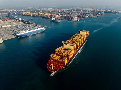 Large Container Ship Navigating Into Busy Harbor Of Laem Chabang Chon Buri .. 库存照片