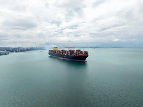 Large Container Ship Navigating Coastal Waters Toward Industrial Port High .. 库存照片
