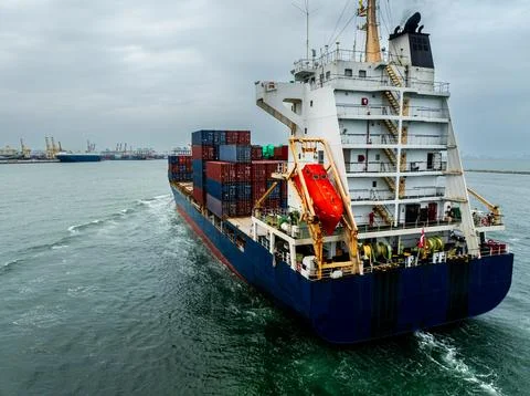 Large Container Ship Navigating Coastal Waters Near Si Racha Thailand Wide Sh Foto stock