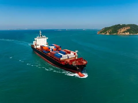Large Container Ship Navigating Coastal Waters Off Chonburi Province Thaila.. 库存照片