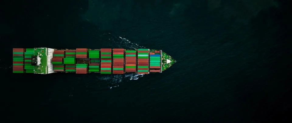 Large Container Ship Navigating Deep Blue Sea Near Si Racha Thailand Aerial.. 库存照片