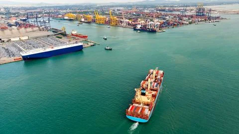 Large Container Ship Navigating Industrial Seaport In Si Racha Thailand Wid.. Foto stock