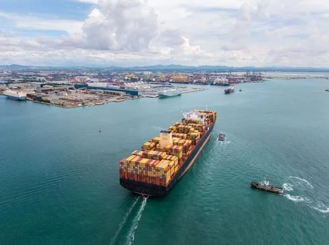 Large Container Ship Navigating Industrial Port Of Laem Chabang Thailand Wi.. Foto stock