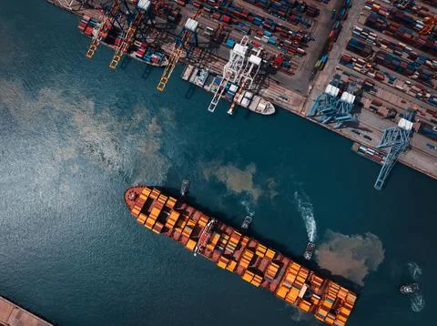 Large Container Ship Navigating Industrial Port Waters In Laem Chabang Chon.. Stock-Fotos