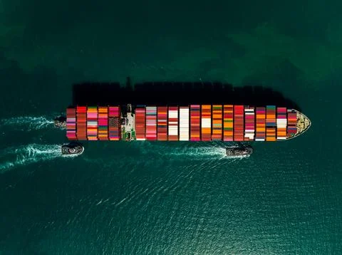 Large Container Ship Navigating Open Ocean With Colorful Cargo Near Laem Ch.. 库存照片