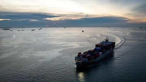 Large Container Ship Navigating Open Waters During Sunset In Si Racha Chon .. Foto stock