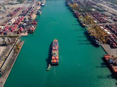 Large Container Ship Navigating Through Laem Chabang Port Chonburi Thailand.. 库存照片
