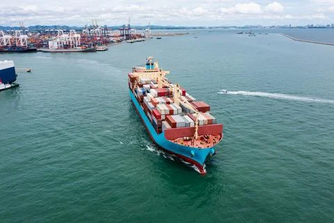 Large Container Ship Navigating Toward Industrial Port Terminal In Chonburi.. 库存照片