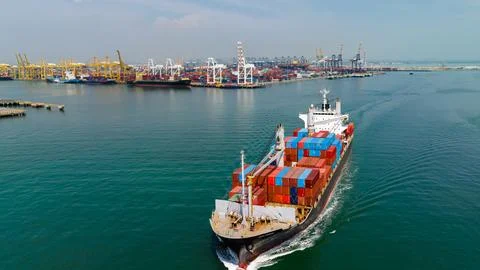 Large Container Ship Navigating Toward Laem Chabang Port Facilities In Thai.. 库存照片