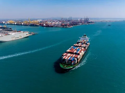 Large Container Ship Navigating Toward Industrial Port Terminal In Chon Bur.. Foto stock