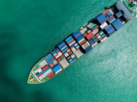 Large Container Ship Navigating Turquoise Ocean Waters Near Thailand Aerial.. 库存照片