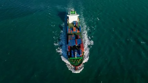 Large Container Ship Navigating Turquoise Waters Gulf Of Thailand High Angl.. Foto stock