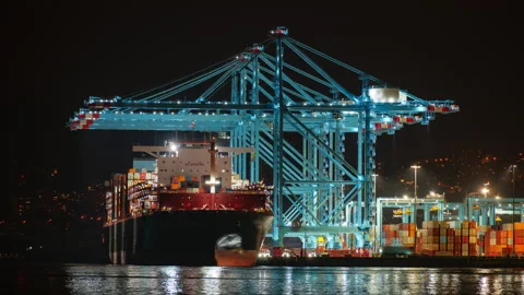 Large container ship operations at a busy port terminal at night Vidéo 333291075