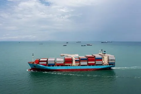 Large Container Ship Sailing Across The Ocean Horizon Wide Shot 库存照片