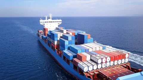 Large container ship at sea, loaded with various container brands. 库存影片 120307184