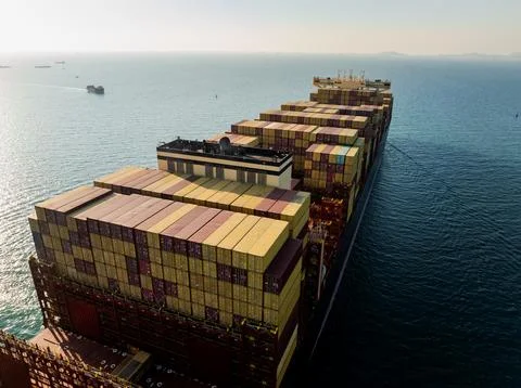 Large Container Ship Transporting Cargo Across The Ocean Near Si Racha Chon.. Foto stock