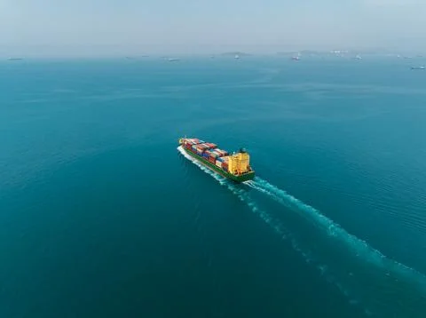 Large Container Vessel Navigating Through Calm Open Waters In Si Racha Thai.. Foto stock