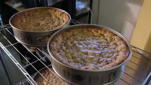 Large Cookie Pan and Slow Truck Left - 4K Slow Motion Vídeo Stock 337875997