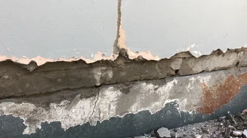 Large crack on exterior wall in need of repair. 4k HD Vidéo 171273359