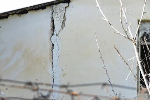 Large Crack in Old Wall of Building, Structural Damage Concept Stock-Fotos