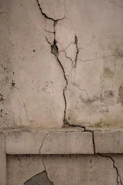 Large crack on side of building after strong earthquake Fotos de archivo