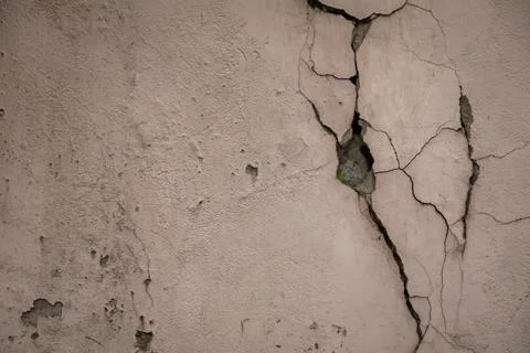 Large crack on side of building after strong earthquake Fotos de archivo