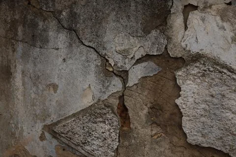 Large crack on side of building after strong earthquake Fotos de archivo