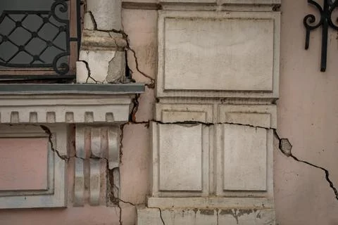 Large cracks on front of building after strong earthquake Fotos de archivo