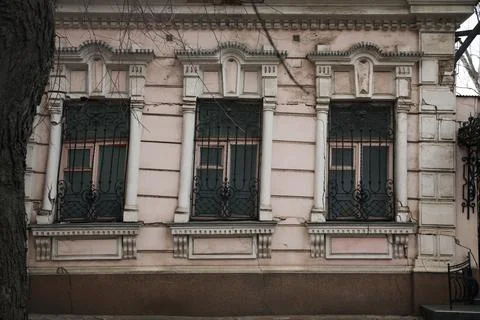 Large cracks on front of building after strong earthquake Fotos de archivo