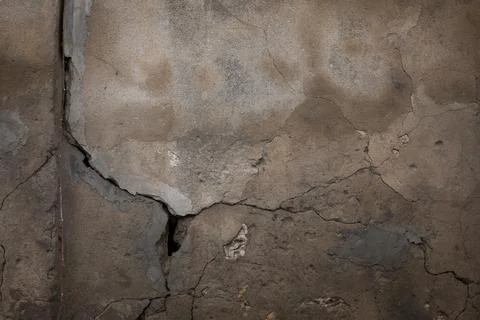 Large cracks on side of building after strong earthquake Fotos de archivo