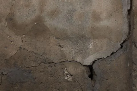 Large cracks on side of building after strong earthquake Fotos de archivo