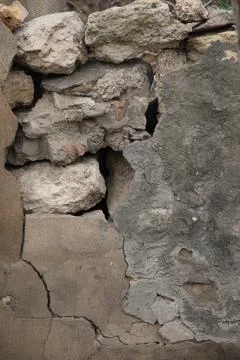 Large cracks on side of building after strong earthquake Fotos de archivo