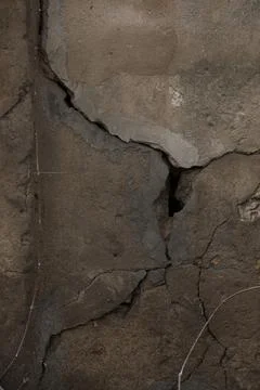 Large cracks on side of building after strong earthquake Fotos de archivo