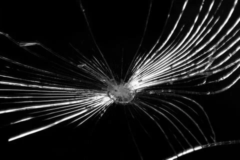 Large cracks on the texture of a broken mirror, black glass Foto stock