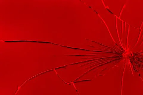 Large cracks on the texture of a broken mirror, glass on a bright red backgro Foto stock