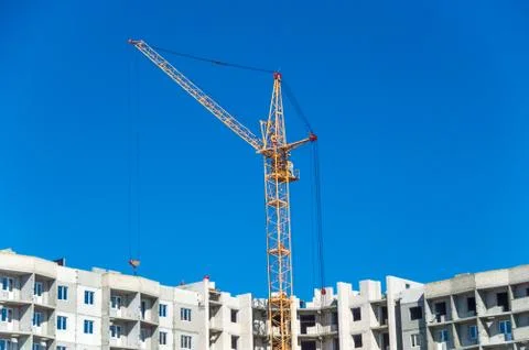 Large crane and multi-storey houses under construction Foto stock