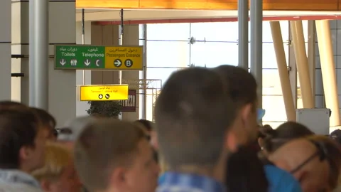 Large crowd of anonymous blurred people at a the airport check-in desk 스톡 동영상 89923228