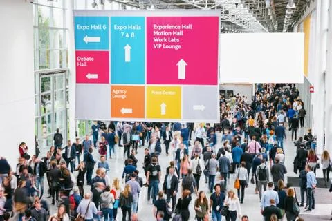 Large crowd of anonymous blurred trade fair visitors Foto stock