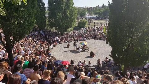 Large crowd at Bearpit karaoke, Mauerpark, man about to sing in middle, Berlin Vídeos de archivo 77410300