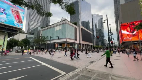 Large crowd crossing street by big digital billboards in BGC 4K 60fps Vídeos de archivo 337950756
