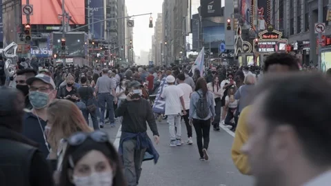Large Crowd gathering at Time Square after 2020 presidential election Vídeos de archivo 142723946